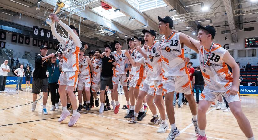 23-0! – A pécsi vezetőedző, Komlódi Dénes irányításával veretlenül lettek bajnokok a kadett fiúk