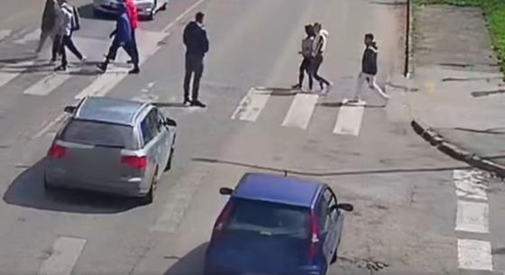 Videó: „Nem értem mi a gond” – mondta a sofőr, aki áthajtott a gyerekek közt a zebrán