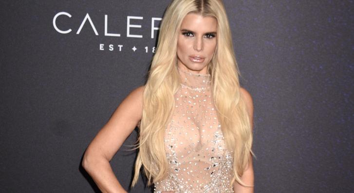 15 év után először lépett fel tévéműsorban Jessica Simpson, alig akartak ráismerni a nézők az énekesnőre