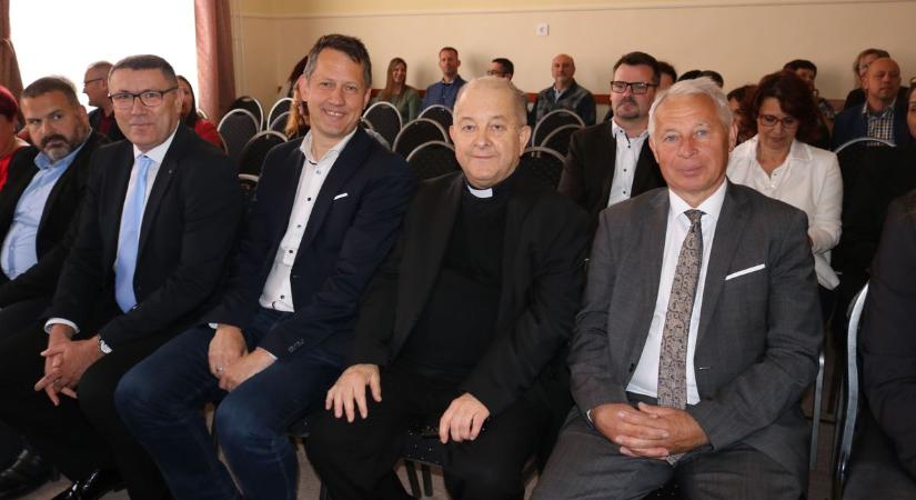 Rendőrök, szakértők, képviselők és az érsek is tanácskozott a gyermekek jövőjéről Kalocsán – galériával