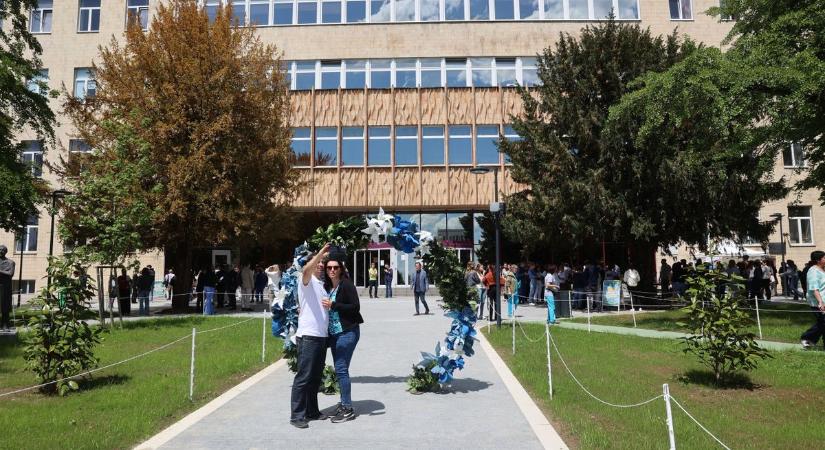 Új, modern park, közösségi tér nyílt meg az egyetemisták és a pécsiek előtt – VIDEÓ