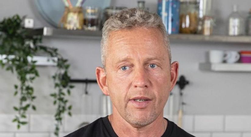 Schobert Norbi épp otthon tartózkodik, amikor kezdetét vette a borzalom: kirabolták a Schobert családot