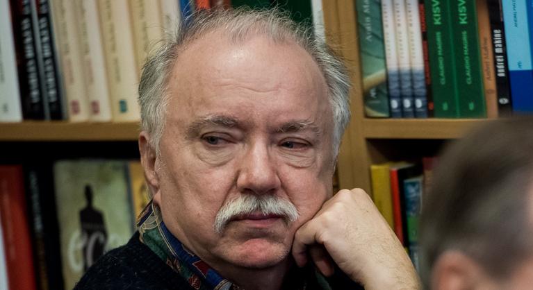 Farkasházy Tivadarnak nem csak az autóját gyújtották fel, de szembe is köpték