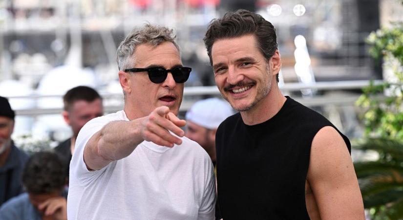 Kínos pillanatok Cannes-ban: Pedro Pascal rácsapott színésztársa kezére – Videó!