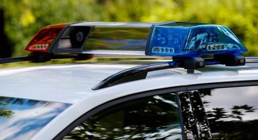Fának ütközött, feszítővágóval szabadították ki a sofőrt