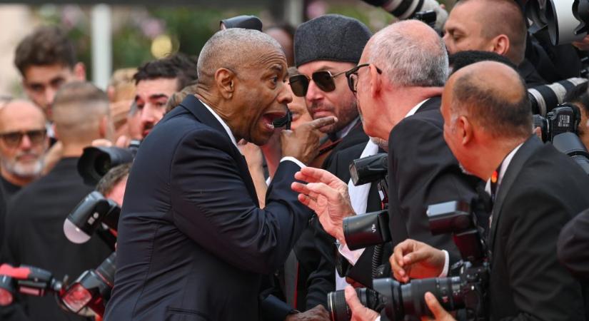 Az ujját rázta és rászólt egy fotósra Denzel Washington, a többiek látszólag csak nevettek az eseten