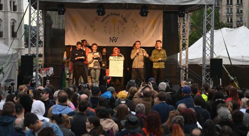 A közéleti átláthatóságról szóló törvényjavaslat elfogadása ellen tüntettek a Kossuth téren