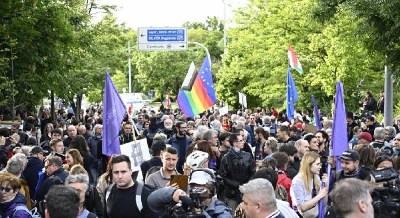 A Szuverenitásvédelmi Hivatalnál tiltakozott a Momentum