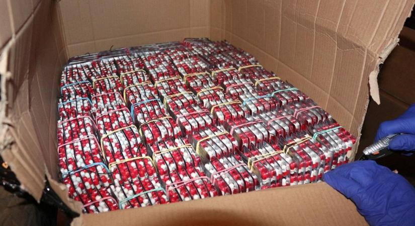 Több száz évre elegendő illegális nyugtatót akart kézbesíteni a gyógyszermaffia
