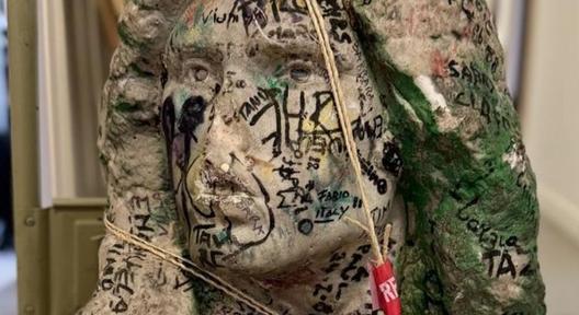 Véletlenül megtaláltál Jim Morrison 37 éve ellopott síremlékét