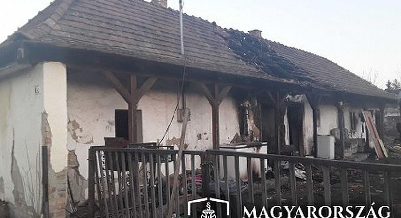 Felgyújtotta és lakhatatlanná tette jótevői házát