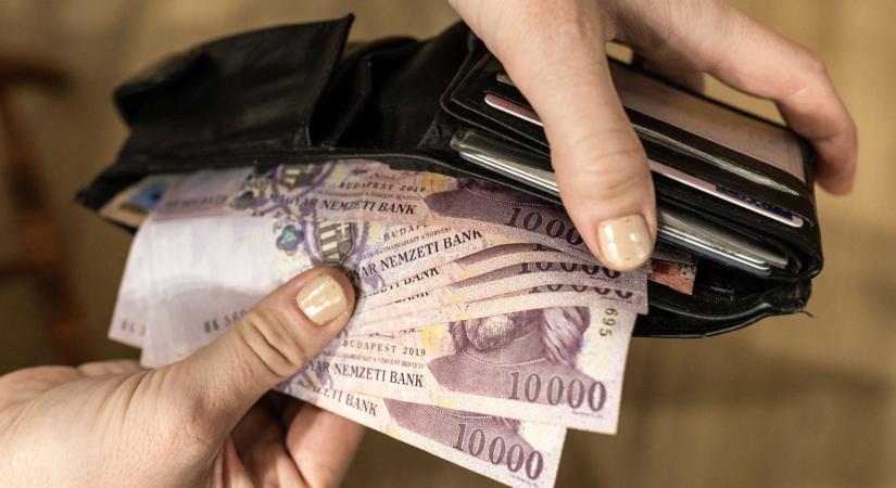 A KSH szerint a nettó átlagkereset több mint 490 ezer forint volt márciusban