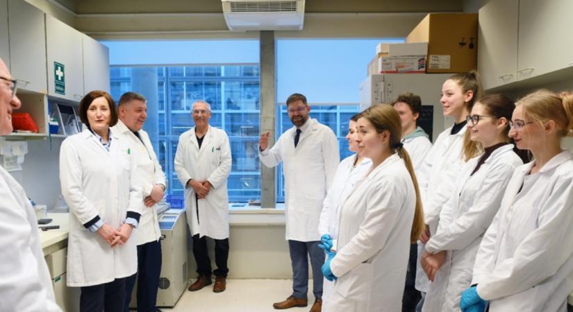 Kétmillió forinttal járult hozzá a gyógyszergyártó cég a Debreceni Egyetem laboratóriumi eszközbeszerzéséhez