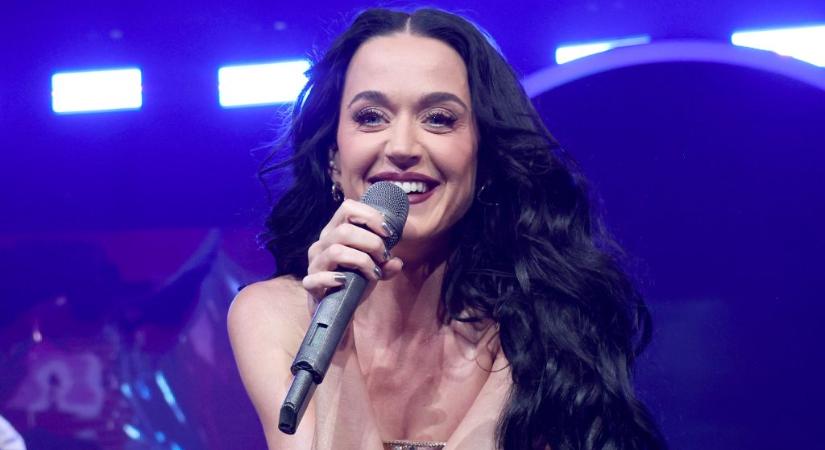 A színpadon kapcsolódott ki Katy Perry melltartója
