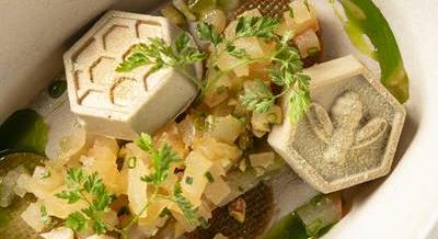 Méhecske alakú libamáj terrine-nel és krumplis tésztával települ ki a Párisi Udvar étterme a Gourmet Fesztiválra
