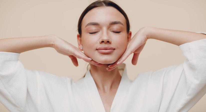 Relaxáló arcliftingmasszázs a fiatalos, ragyogó bőrért: 14 perc, és nem kerül semmibe