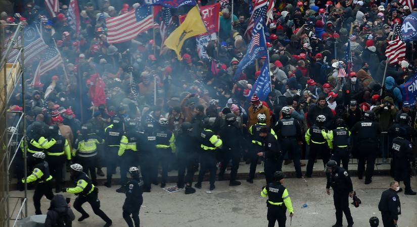 5 millió dollárt fizetnek a Capitoliumba betörő egyik trumpista családjának
