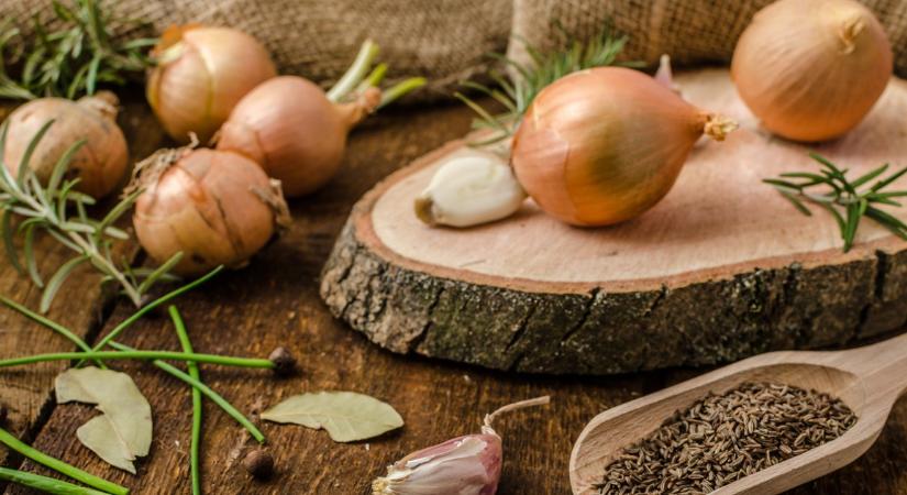 Anyósom szegfűszeget szúrt a hagymába. Egész nyáron nem volt gondja EZZEL