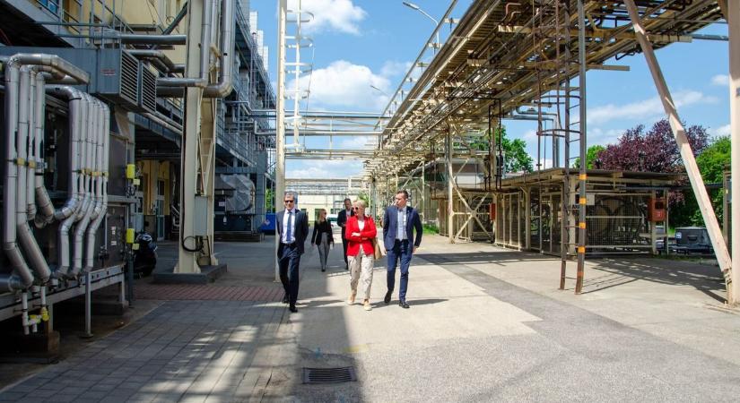 Lakhatás, szakképzés, fejlesztések – jövőformáló egyeztetés a dorogi Richterben