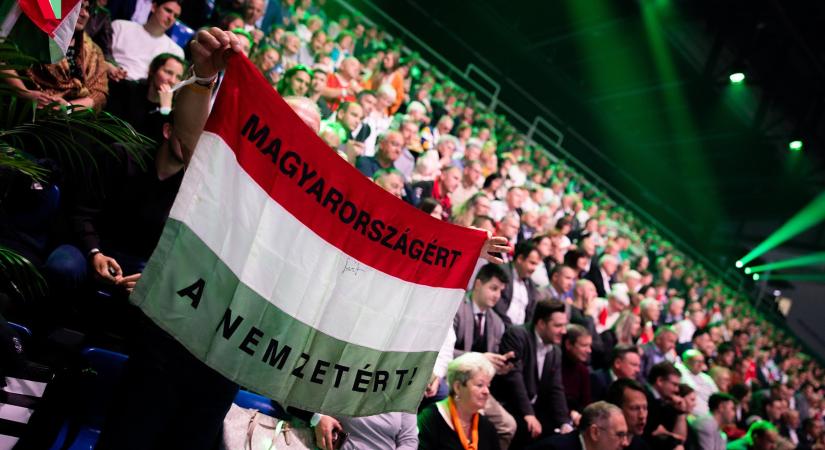Harcosok Klubja: kilépett a Fideszből a pedofil harcossal fotózkodó drogügyi kormánybiztos
