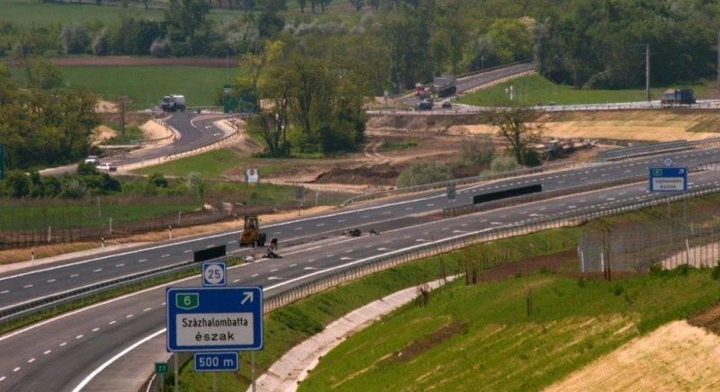 Frontálisan ütközött két autó az M6-oson, ketten meghaltak