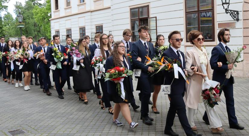 A Selye János Gimnázium 108 diákja ballagott az alma mater falai közül