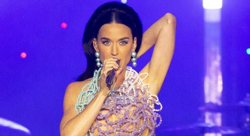 Felrobbant az internetet: Katy Perry melltartója a színpadon adta meg magát - videó