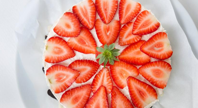 Egy éjszakán át hűl, de minden perc megéri! Ez a legfinomabb epres túrótorta receptje