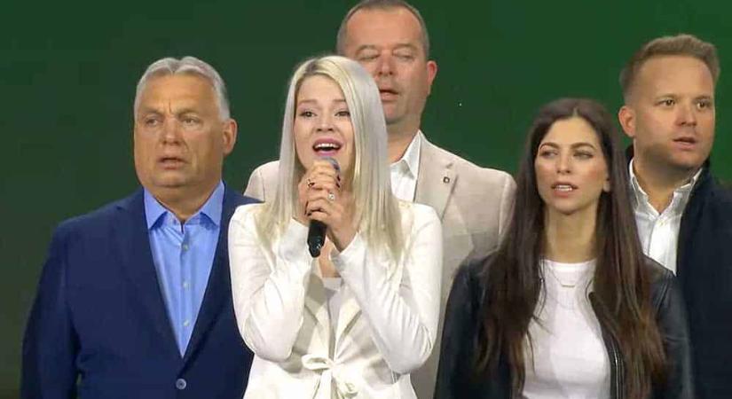 Így énekelte a Himnuszt Muri Enikő a Fidesz harcosaival a háta mögött