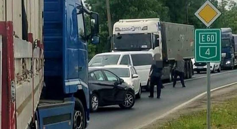 Rettenetes dolgot találtak egy autó csomagterében Fegyverneknél, így akartak megszabadulni tőle