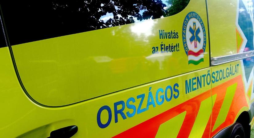 Most jött: mindent beborítanak a roncsok a főúton, nagy erőkkel folyik az életmentés