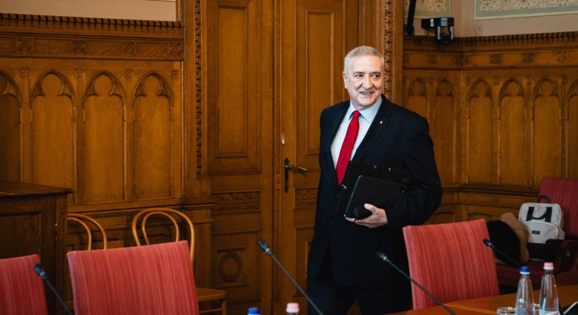 Nem hagyták egyedül Halászt: Orbán, Rogán és 101 másik képviselő is csatlakozott a nagytakarítási törvény beterjesztőjéhez