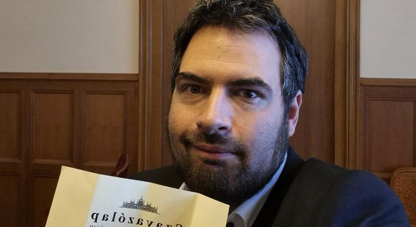 Jámbor András elárverezi alkotmánybíró-választási szavazólapját, a befolyt összeggel a Pride-ot támogatja