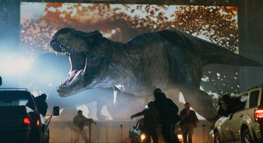 Újra gyilkolnak a dinoszauruszok: megjelent a Jurassic World látványos trailere