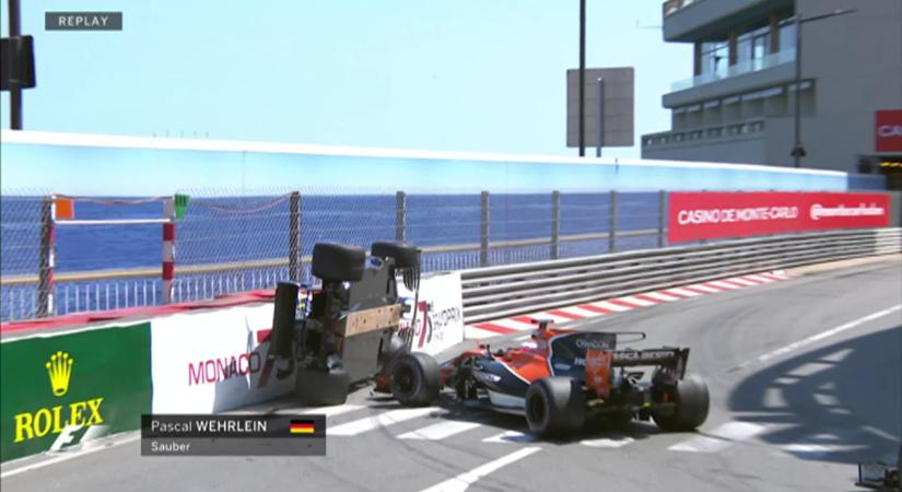 Bizarr ütközések csúcsa: az oldalára, azaz két kerékre állt az F1-autó