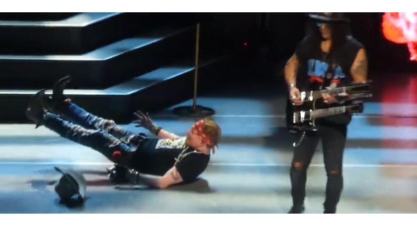 59 másodperc alatt 14-szer esik el Axl Rose