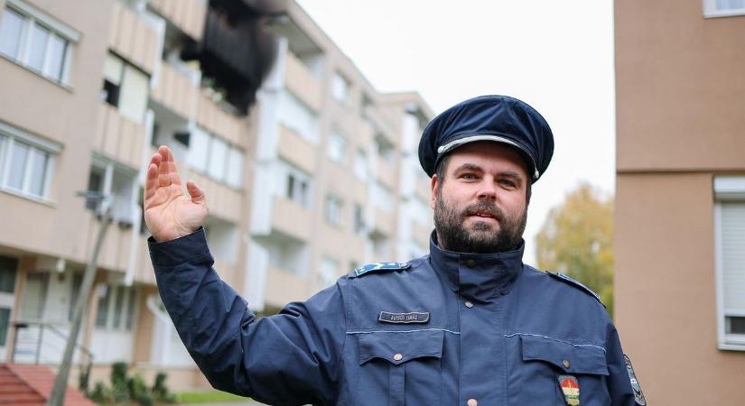 Lángoló lakásból mentett idős nőt – Az Év rendőre Nagykanizsáról! (videó)