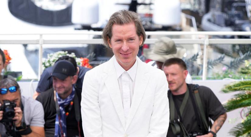 Kígyózó sorok Cannes jegypénztárainál