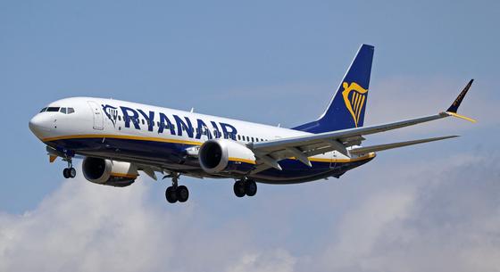 A Ryanair visszafizetteti a légiutaskísérők egy részével a fizetésemelésük összegét