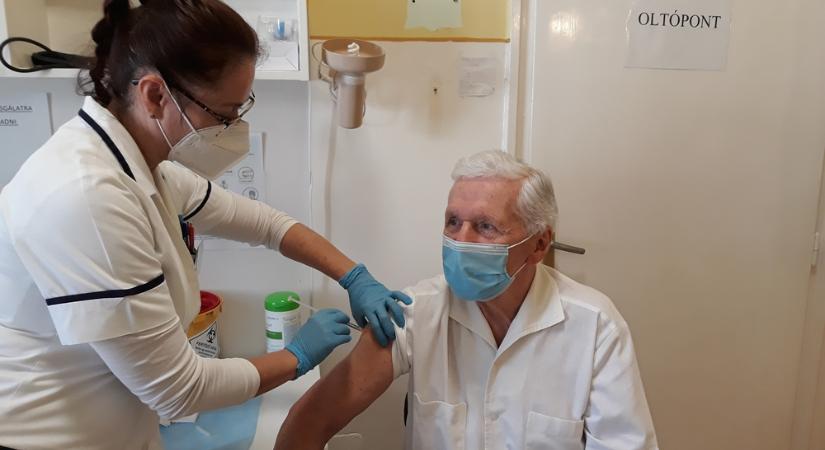 Veress Gábor szívkórházi főigazgató: „A védőoltás beadatására biztatjuk a lakosságot is”