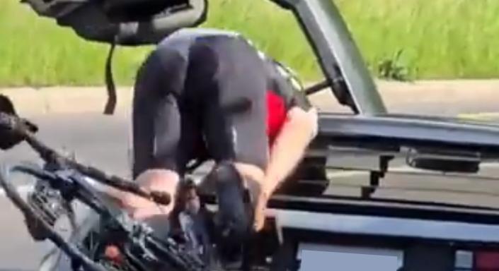 Hogy nem verte ki a biciklis szemét egy ilyen autó?