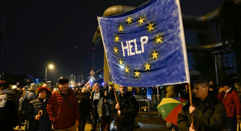 Új helyszínen tüntetnek Hadházyék, nézze itt élőben a demonstrációt