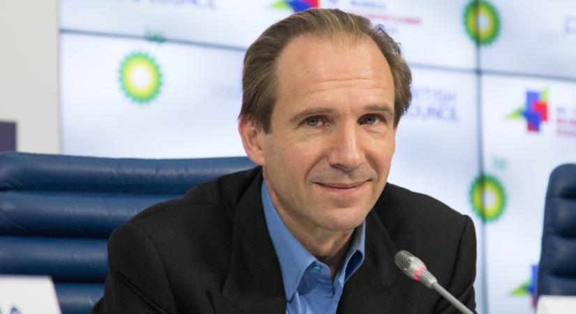 Ralph Fiennes Voldemort után újra főgonosz lesz, egy nem akármilyen filmes univerzumban