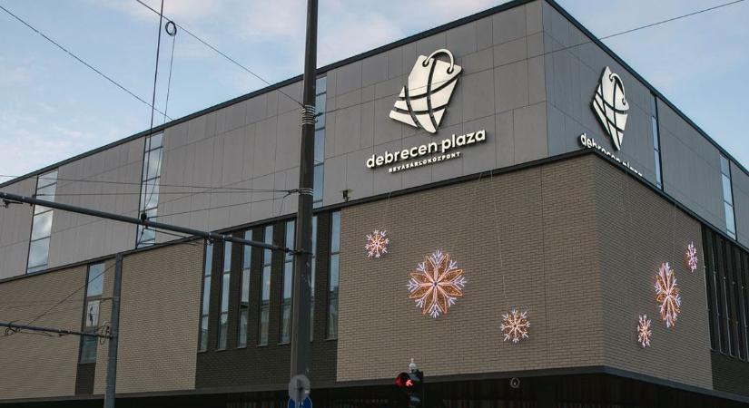 Oscar-díjas alakítás a debreceni plazánál – sírva verték át a nőt, túl későn lett gyanús
