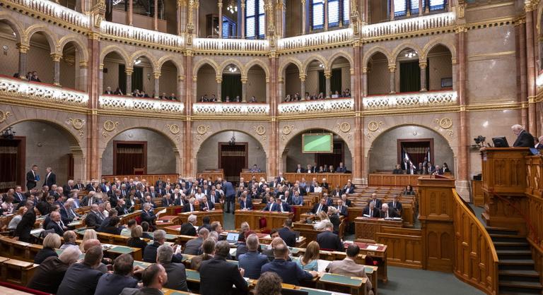 Napirenden a Fidesz megosztó törvényjavaslata, bojkott és óriási vita a parlamentben
