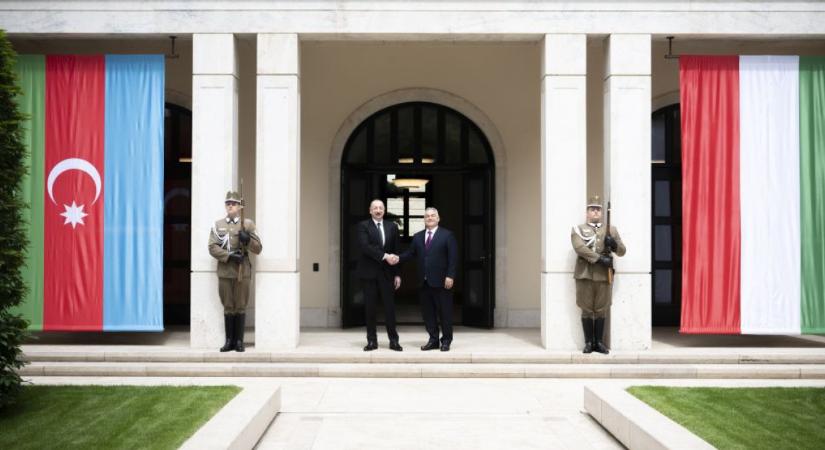 A nap képe: villámgyorsan lecserélték a zászlót Orbán Viktorék mellett