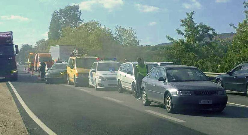 Tömegkarambol az M2-es autóúton: öt autó ütközött össze, óriási a dugó mindkét irányba