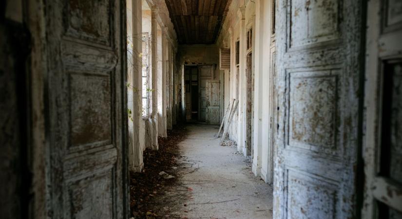 Tárva-nyitva a Szécsényi-kastély – grófok, bárók látogatták, ma bepotyog fentről a galambürülék