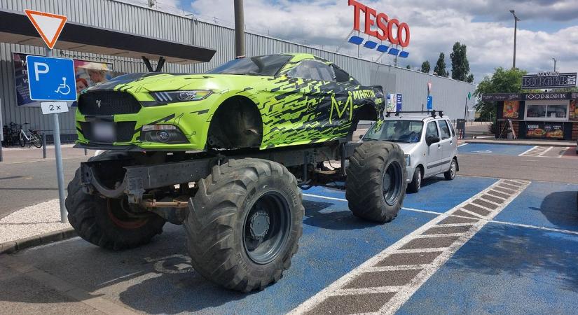 Hatalmas gépszörny áll a Tesco parkolójában - de miért a mozgáskorlátozottak helyén?