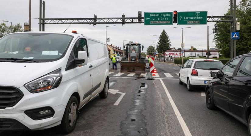 Továbbra is hatalmasak a forgalmi dugók a Pesti úton